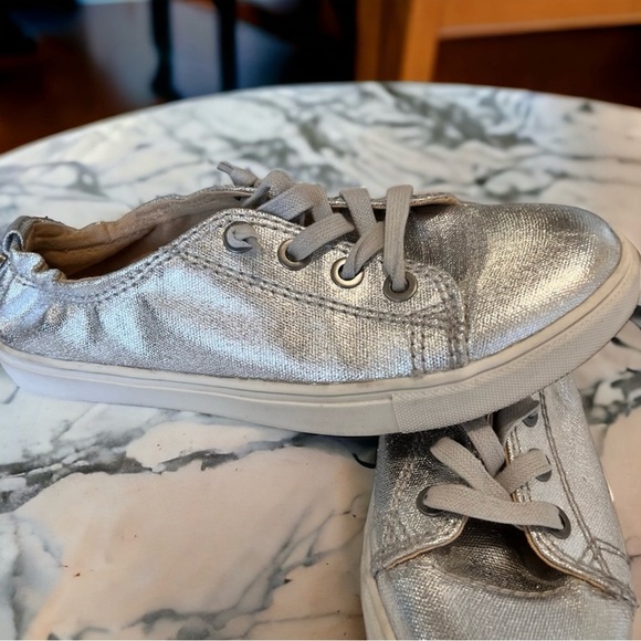 Steve Madden Jane silver sneaker. Gently worn. Super comfortable Great condition - Picture 7 of 17